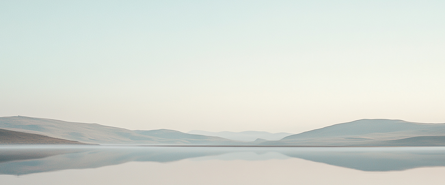 Paisaje minimalista con montañas y lago reflejando el cielo en tonos suaves